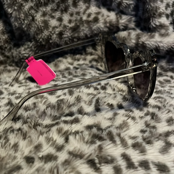Betsey Johnson Sunglasses heart shaped beveled diamond oversized NWT - Picture 5 of 9